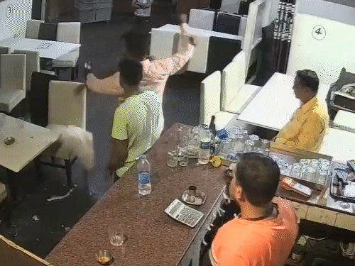 नशे में युवक के हंगामा के बीच लोगों ने बीच-बचाव कर वेटर को बचाया।