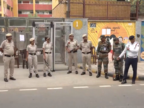 दिल्ली के पीएम श्री केंद्रीय विद्यालय में गेट स्कैनर लगाए गए हैं। पोस्टर में परीक्षा में प्रतिबंधित सामानों के नाम लिखे हैं।