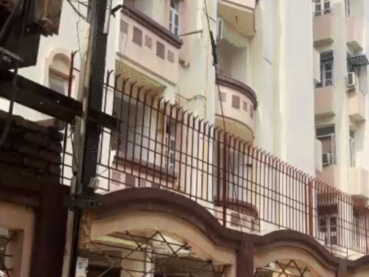 शरण विहार अपार्टमेंट के गार्ड ने बताया कि तेजप्रताप यादव अक्सर यहां आते रहते हैं.