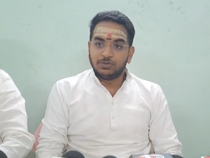 आकाश यादव ने एफआईआर में कहा है कि तेजप्रताप उनके घर में जबरन घुसने की कोशिश कर रहे थे.