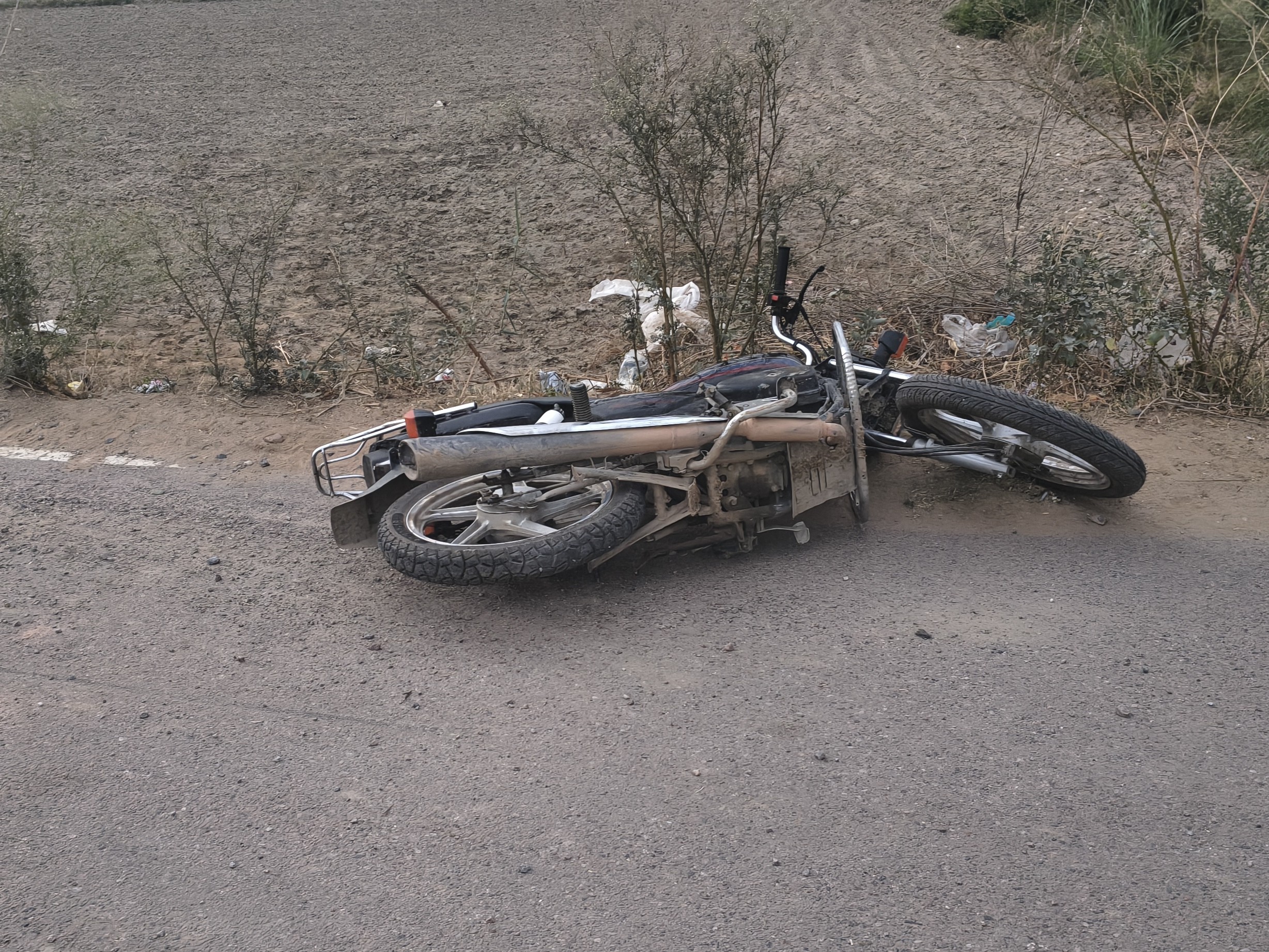 घटनास्थल पर पड़ी आरोपी की बाइक।