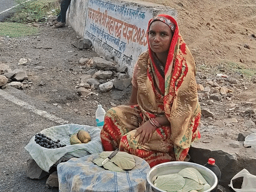 सड़क किनारे फल बेचने वाली प्रीति बर्मन का कहना है कि हादसे के बाद ग्राहक बहुत कम हैं.