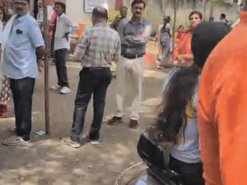 परीक्षा केंद्र के बाहर परिजनों की भीड़ जमा हो गई.