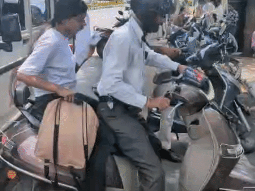 50 सेकंड देरी से पहुंचने के बाद एक छात्रा अपने पिता के साथ चल रही है।