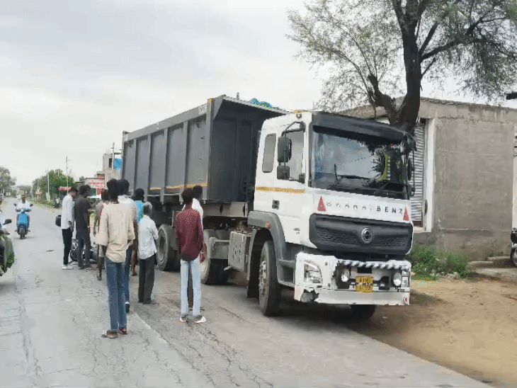 ड्राइवर डंपर को मौके पर छोड़कर फरार हो गया।