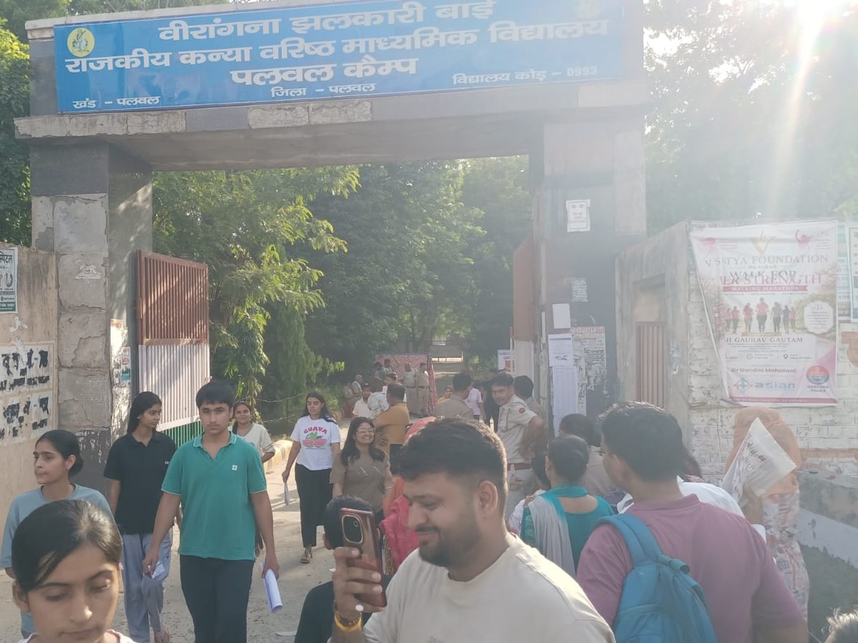 एग्जाम के बाद बाहर निकलती छात्राएं।