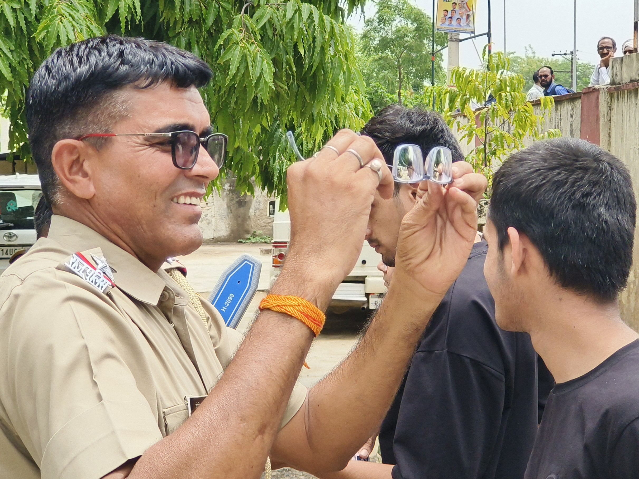 सघन जांच के बाद अभ्यर्थियों को एंट्री मिली