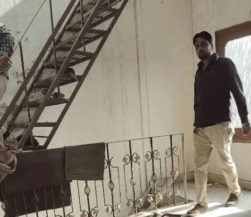 वीडियो में बच्चे ने इसे अपना दुश्मन बतााय।