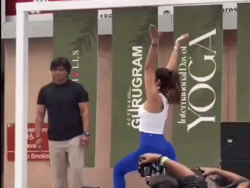 अभिनेत्री शिल्पा शेट्टी गुरुग्राम में योग दिवस पर डीएलएफ साइबर हब में योगाभ्यास का नेतृत्व करती हुईं।