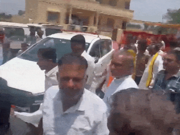 लोगों के विरोध के कारण विधायक ओमप्रकाश सखलेचा को कार्यक्रम छोड़कर जाना पड़ा.