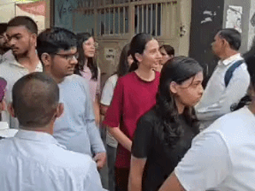 एग्जाम देकर बाहर आते बच्चे