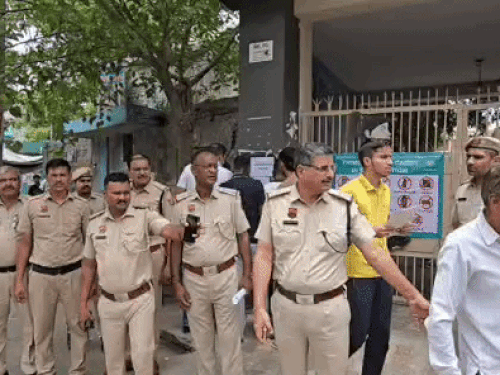 एग्जाम सेंटर पर भारी पुलिस फोर्स तैनात की गई