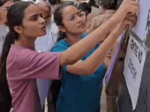 पीएम श्री स्कूल मुरथल अड्डा पर अपने रोल नंबर देखती स्टूडेंट्स।