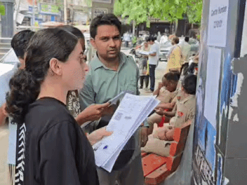 करीब 20 अभ्यर्थी पीएम श्री राजकीय वरिष्ठ माध्यमिक विद्यालय, मुरथल अड्डा में परीक्षा देने पहुंच गए, जबकि उनका वास्तविक केंद्र ताऊ देवीलाल महिला महाविद्यालय था।