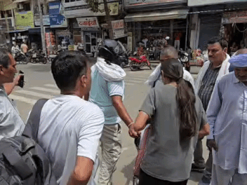सोनीपत में मुरथल पीएम श्री स्कूल पर गलत सेंटर आने के बाद दूसरे सेंटर के लिए रवाना होती स्टूडेंट व अभिभावक। - Dainik Bhaskar