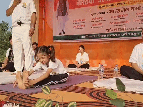 अपर आयुक्त प्रशासन मीनू राणा की पुत्री अन्विति राणा ने अलग-अलग तरीके से प्राणायाम किया।