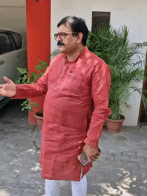 भाजपा नगर अध्यक्ष सुधीर सिंह ने कहा- सीएम के कार्यक्रम में प्रोटोकॉल के तहत मंच पर कुर्सियों की व्यवस्था की गयी है.