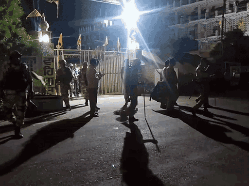 पुलिस, PAC और ITBP ने गुरुद्वारे को चारों तरफ से घेर लिया है।
