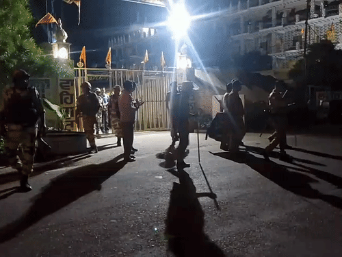 पुलिस, PAC और ITBP ने गुरुद्वारे को चारों तरफ से घेर लिया है।