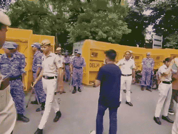 अभिजीत ने रविवार सुबह पुलिस से हाथ जोड़कर अपील की है कि जंतर-मंतर आने वाले लोगों को न रोका जाए।