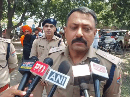हरिद्वार के एसएसपी नवनीत सिंह भुल्लर जानकारी देते हुए।