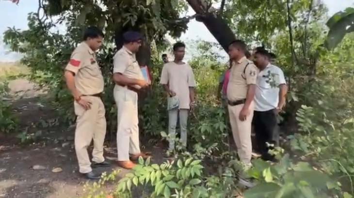आरोपी को मौके पर ले जाकर घटना की पूरी जानकारी लेते हुए पुलिसकर्मी।