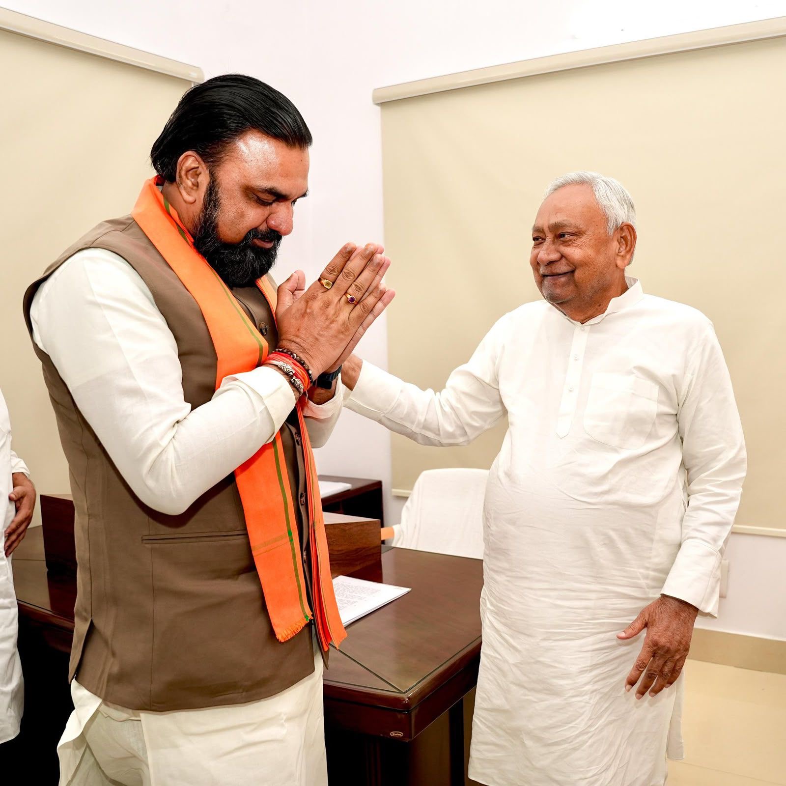 नीतीश कुमार ने सम्राट चौधरी को मुख्यमंत्री की कुर्सी पर बैठाया है। CM चौधरी लगातार नीतीश कुमार से मुलाकात करते हैं और मार्गदर्शन लेते नजर आते हैं। तस्वीर 29 मई की मुलाकात की है।