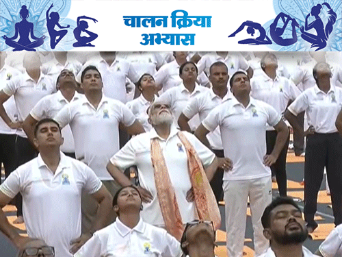 PM मोदी ने चालन क्रिया अभ्यास किया। यह शरीर को वार्म-अप करने में मदद करता है।