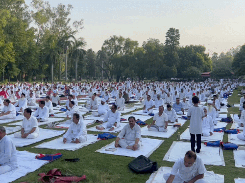 लुधियाना में योग करते हुए सैकड़ों लोग।