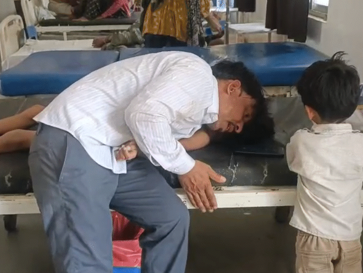 अस्पताल में रामशंकर अपने बेटे के शव को सहलाते रहे.