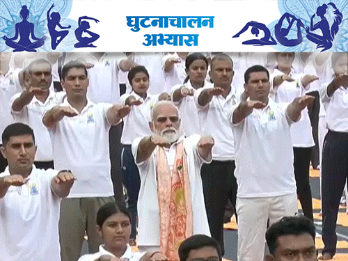 PM मोदी घुटनाचालन अभ्यास करते हुए। यह घुटनों को मजबूत बनाने में मदद करता है।