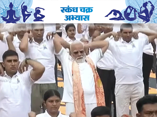 PM ने स्कंध चक्र अभ्यास किया। इसमें कंधों को गोलाकार घुमाया जाता है, जिससे कंधों और गर्दन की जकड़न कम होती है।