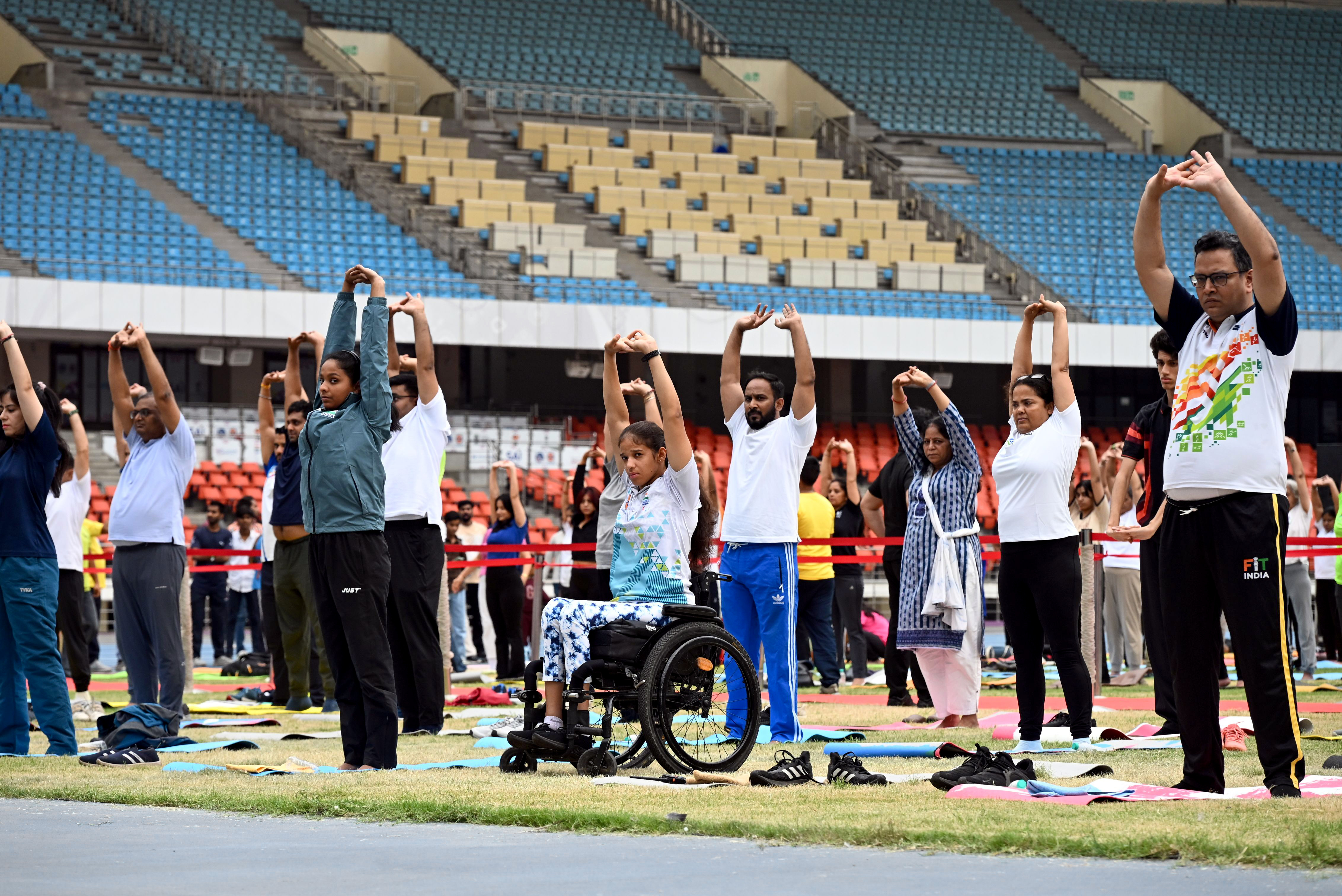 नई दिल्ली के जवाहरलाल नेहरू स्टेडियम में अन्य लोगों के साथ एक दिव्यांग महिला ने भी योग किया।