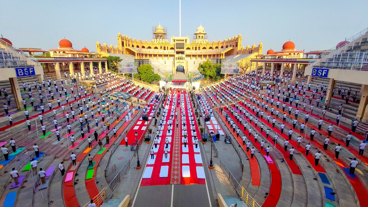 अमृतसर में अटारी-वाघ बॉर्डर पर BSF के जवानों, स्थानीय छात्रों और आम नागरिकों ने योग किया।