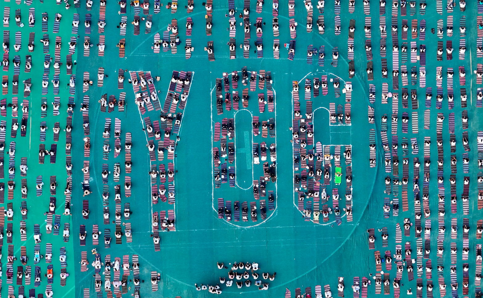गुजरात के मानसा में लोगों ने एक खास कतार में खड़े होकर अंग्रेजी में 'YOG' (योग) की आकृति बनाई।