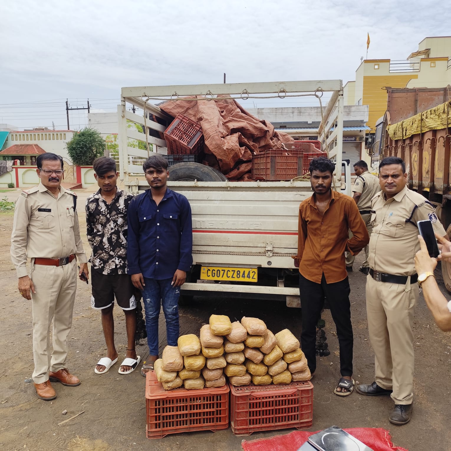 पुलिस ने पिकअप के स्टेपनी से निकालकर जब्त किया गांजा।