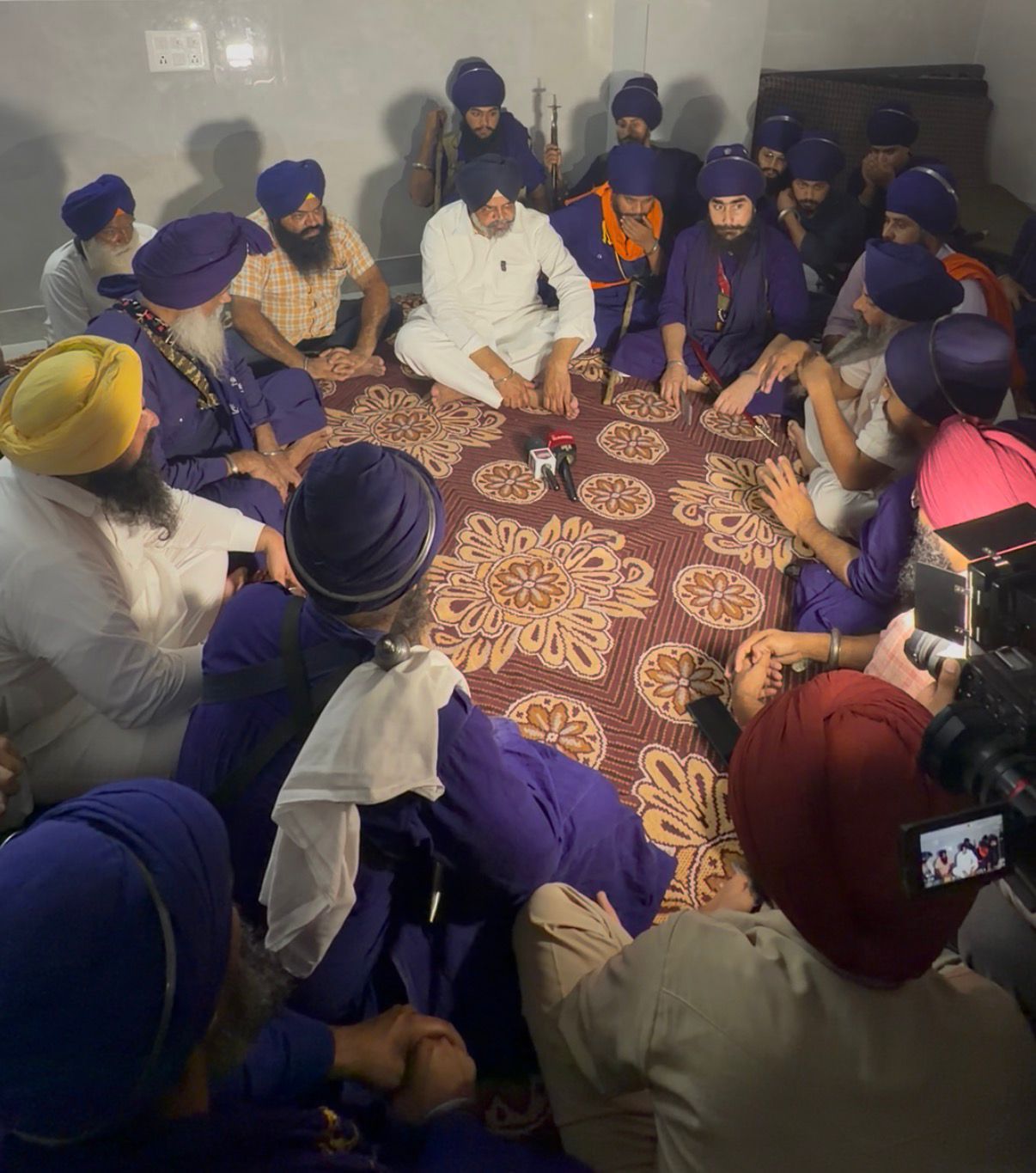 पंजाब के निहंग सिंहों का उत्तराखंड में गुरुद्वारे पर कब्जा: सेवादार को बंधक बनाया, रुद्रप्रयाग में इंटरनेट बंद; ITBP-PAC ने घेराबंदी की - Chandigarh News मनप्रीत सिंह अयाली ने सिख नेताओं के साथ शनिवार को लुधियाना में मीटिंग की।