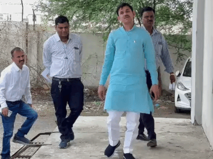 इंदौर में सांवेर के पालिया गांव में संचालित जीतू पटवारी के गोदाम का शनिवार को निरीक्षण किया गया.