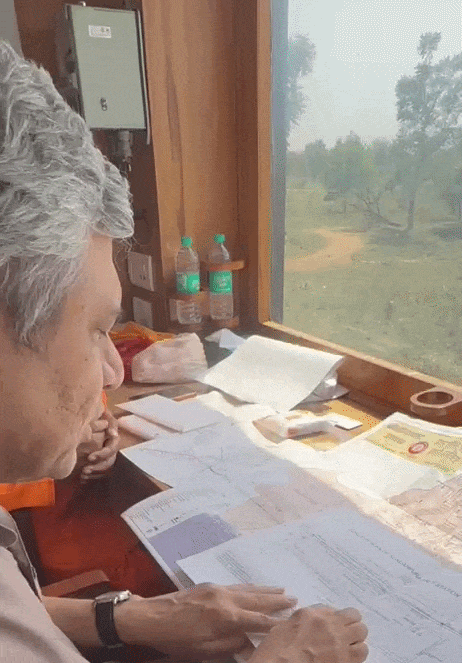 सीकर दौरे के दौरान ट्रेन में पूर्व सांसद सुमेधानंद सरस्वती से रेल मंत्री चर्चा करते हुए।