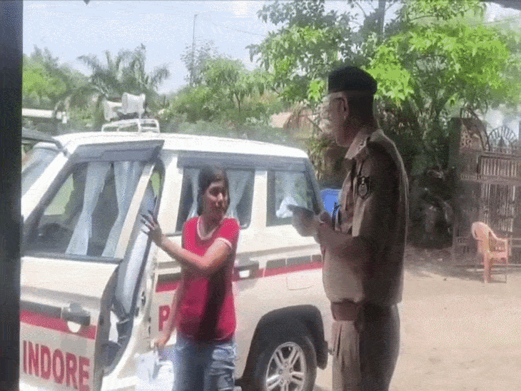 गलत सेंटर पर पहुंचे छात्र को एसीपी ने सरकारी गाड़ी से सही परीक्षा सेंटर पर छोड़ा।