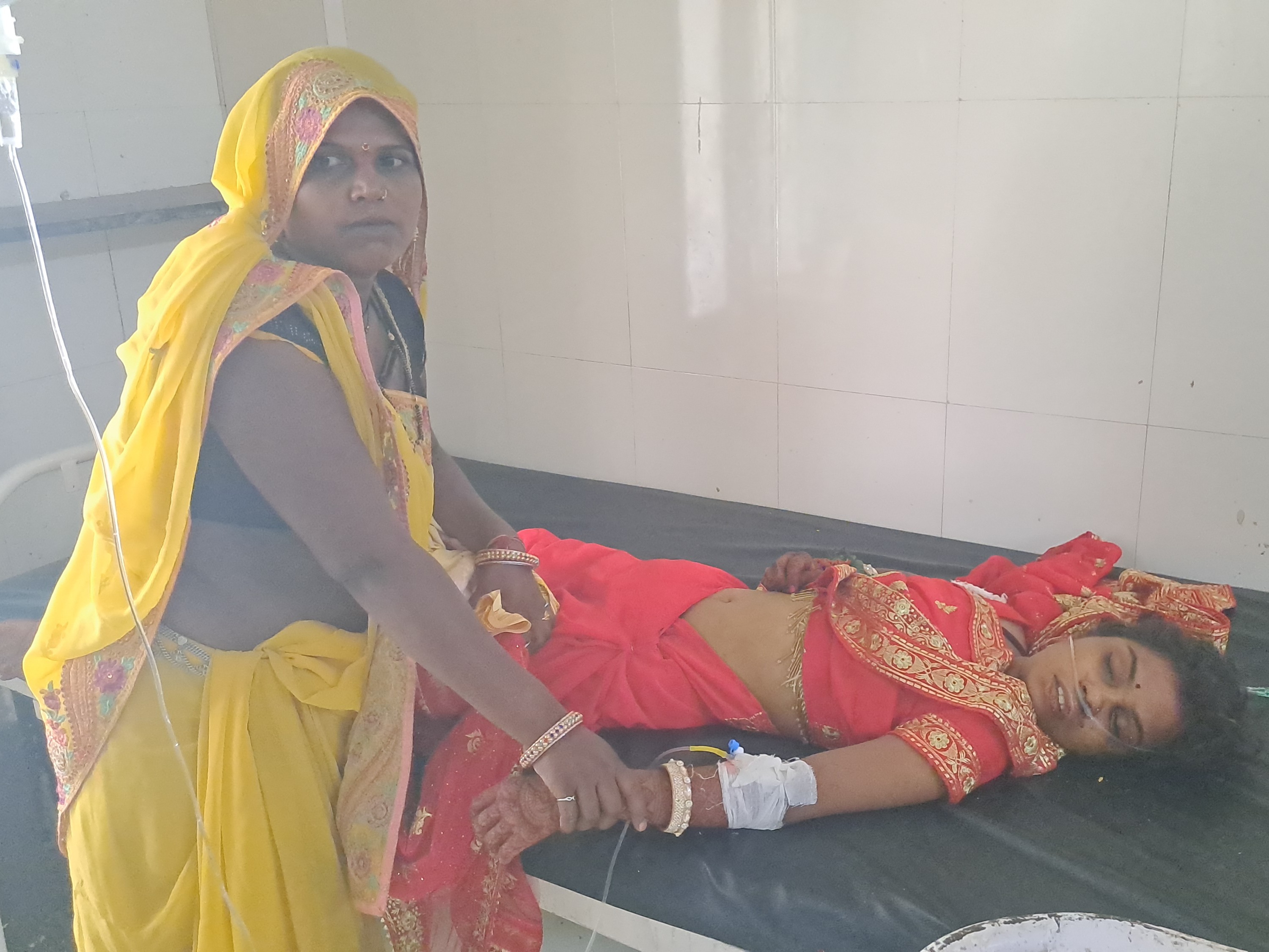 हादसे में एक नवविवाहित जोड़ा भी घायल हो गया.