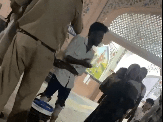 बुजुर्ग को थप्पड़ों से पिटता हुआ पुलिसकर्मी