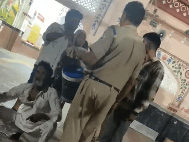 बुजुर्ग निचे बैठकर गिड़गिड़ाते हुए खुद को बेकसूर बताता रहा