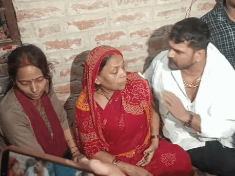 भरत तिवारी की मां आशा देवी के साथ भोजपुरी सिंगर खेसारी लाल यादव। खेसारी लाल यादव ने सोमवार को आशा देवी से मुलाकात की।