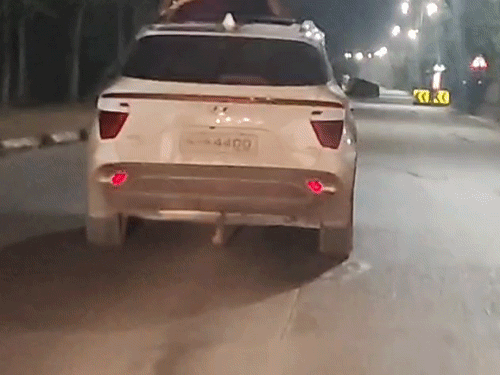 कुछ देर बाद एक अन्य लड़की भी नजर आई।