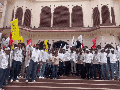 छात्रों ने आरोप लगाया कि परिणामों में लगातार त्रुटियां सामने आ रही हैं, जिससे उनका शैक्षणिक भविष्य प्रभावित हो रहा है।