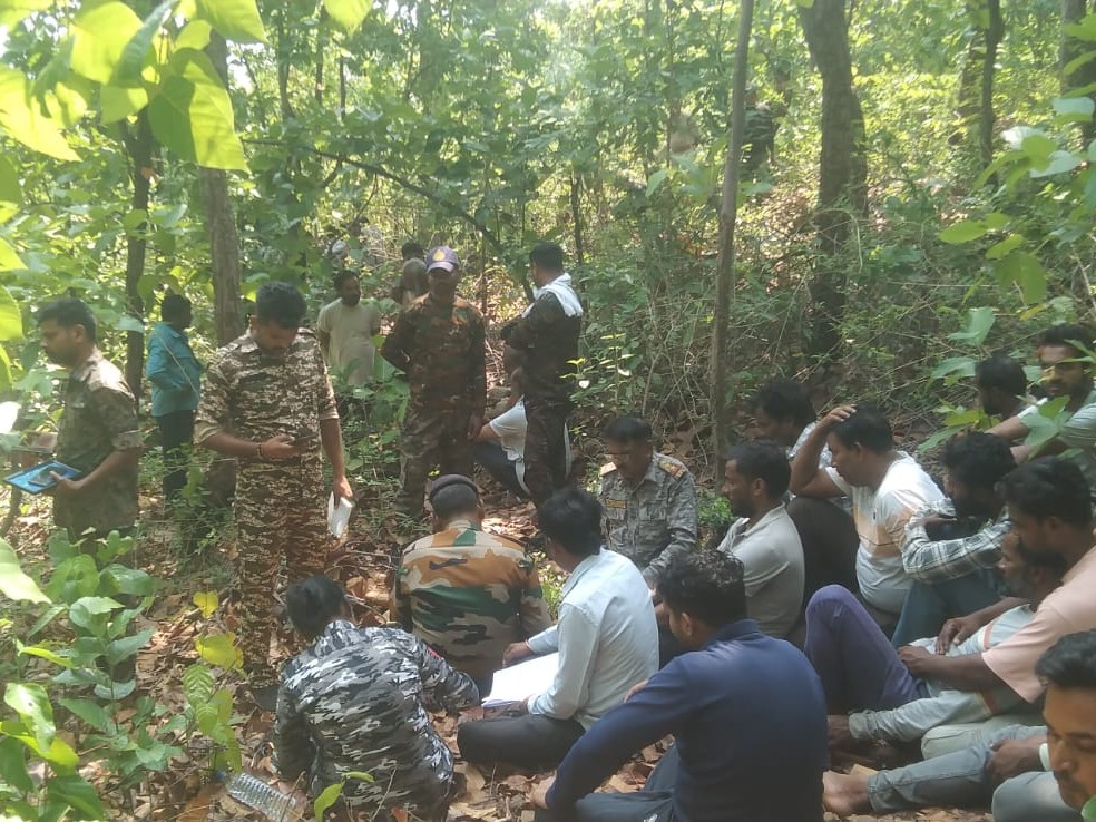 पुलिस टीम को आज जंगल में तीन टुकरों में मिला शव।