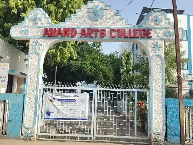 आर्ट्स कॉलेज, जहां TOEFL, IELTS और अन्य विदेशी भाषा दक्षता परीक्षाओं के लिए ऑनलाइन परीक्षा केंद्र संचालित किया जा रहा था।