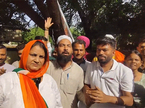 अभिजीत दीपके ने प्रदर्शन कर रहे लोगों के लिए खाना ला रहे एक परिवार का शुक्रिया किया।