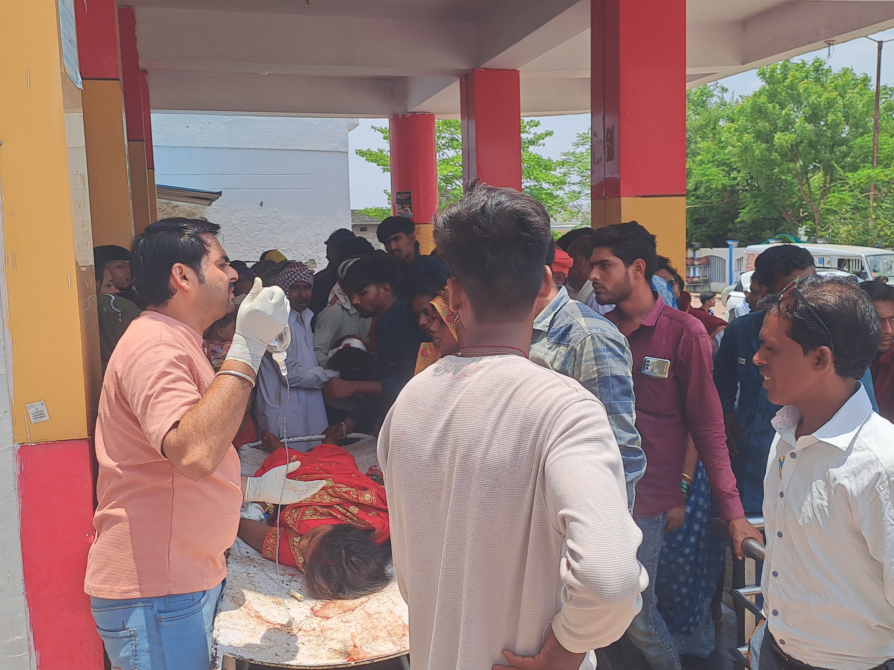 घायलों को बेहतर इलाज के लिए सागर रैफर किया गया है।